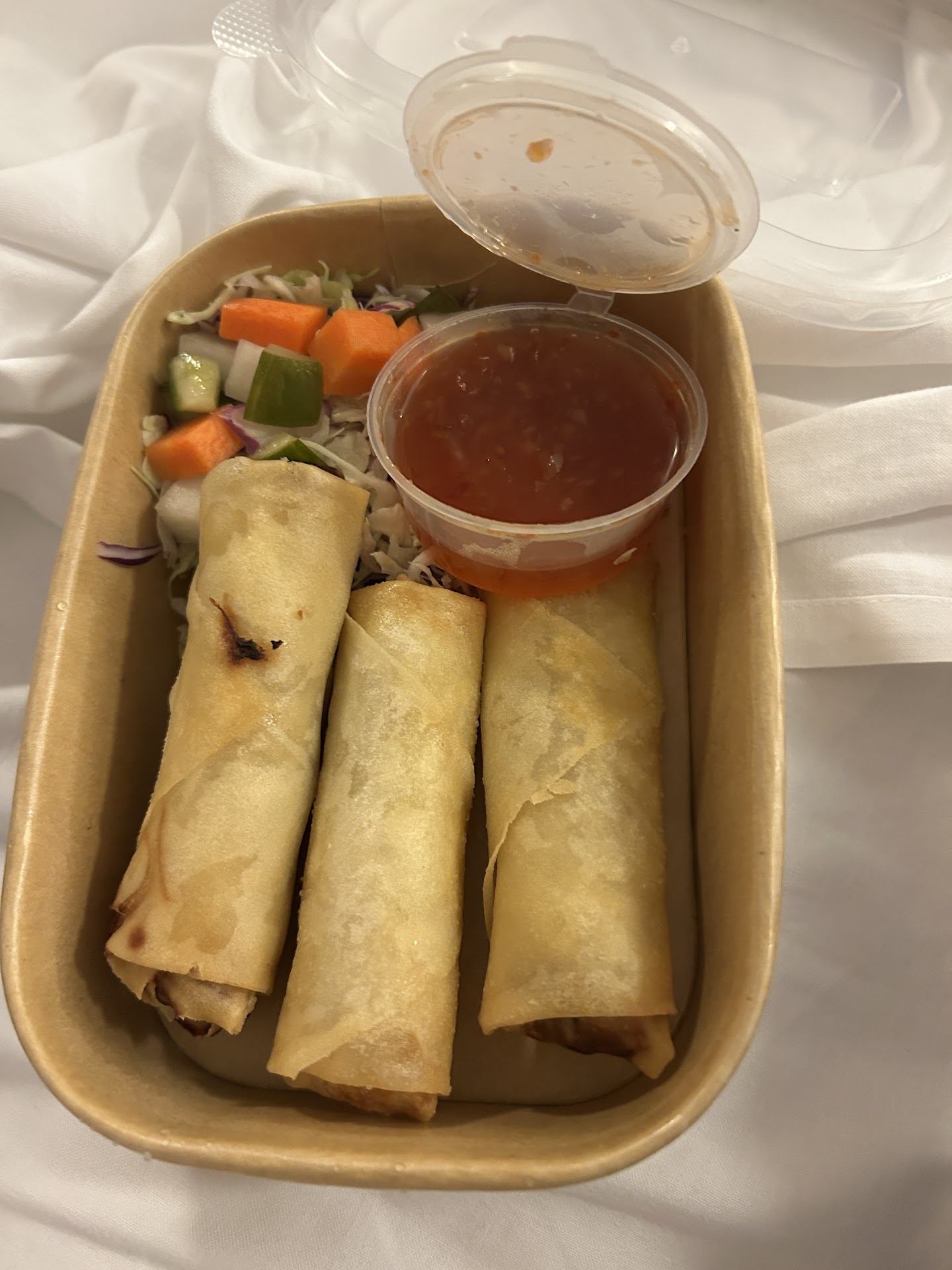 Vegetable spring rolls with dipping sauce